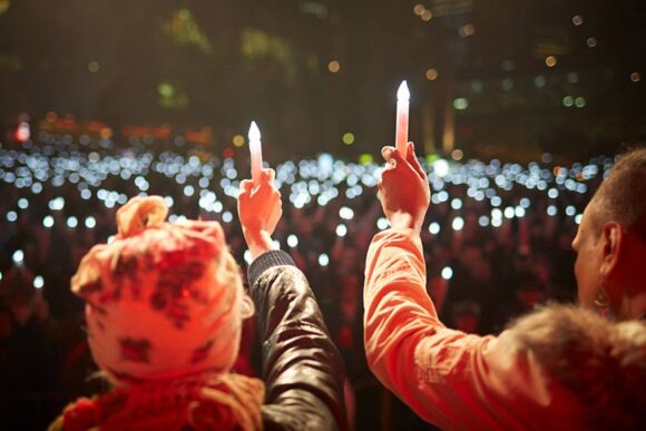 Sandra Roelofs en la ceremonia de las velas: “Podemos encontrar un camino juntos”