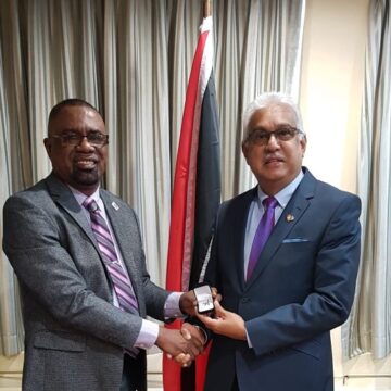 Hon. Terrence Deyalsingh, Minister of Health, Trinidad and Tobago receives Champions for Change Award from PANCAP