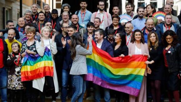 Valencia sancionó una ley que prohíbe las terapias para modificar la orientación sexual