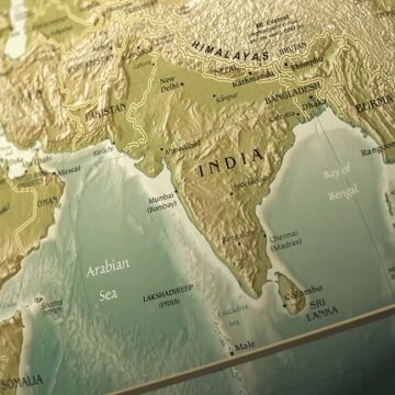 globe on a desktop shows India El Fondo Mundial aprueba recursos para la India en el marco del MRC19