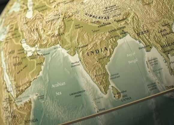 globe on a desktop shows India El Fondo Mundial aprueba recursos para la India en el marco del MRC19