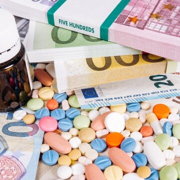 The pills are on European money. Pills and Euro money. Euro notes and pills. Fondo Mundial aprueba financiamiento para cinco subvenciones nacionales y tres subvenciones multipaís