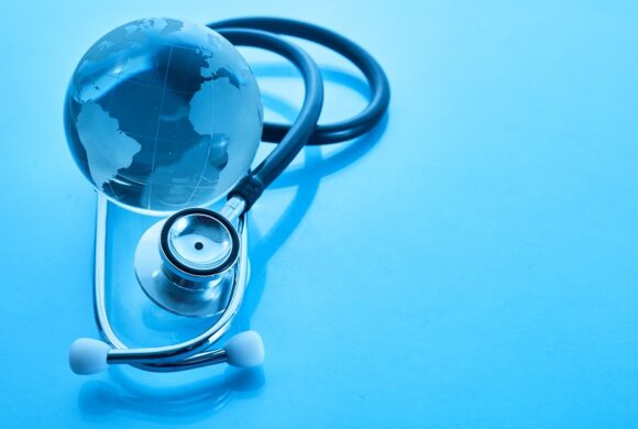 World Health Day. Global Health Awareness Concept. Globe and Stethoscope on blue background. El Fondo Mundial reafirma su firme compromiso para acabar con las epidemias
