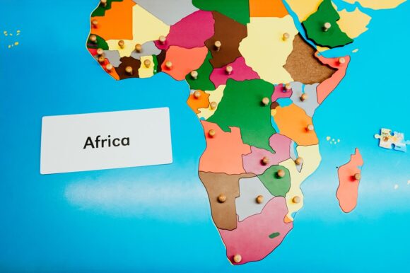 Montessori map of Africa made of wood with countries separated by colors. Se aprobó financiamiento para seis países de África